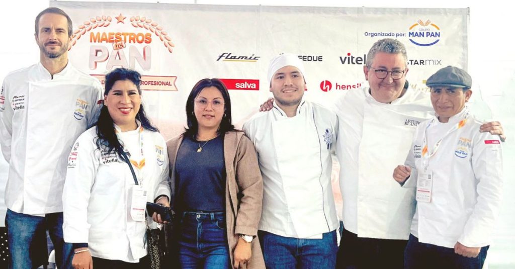 Jurado internacional del Campeonato de Panadería 2025 realizando cata a ciegas de panes artesanales en la final en Lima